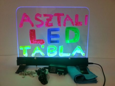 Írható világító LED tábla 23X30 cm, fekete, plexi előlappal, asztali,+ függeszthető 